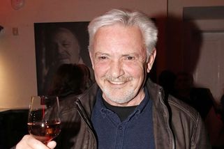 V 74 letech dál objíždí sály, důchod má 10 tisíc Kč. Milan Pitkin přiznal chybu, na kterou doplácí tisíce Čechů